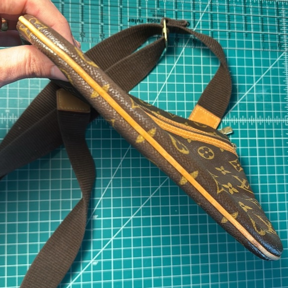 Louis Vuitton Monogram Pochette Bosphore - Picture 4 of 16